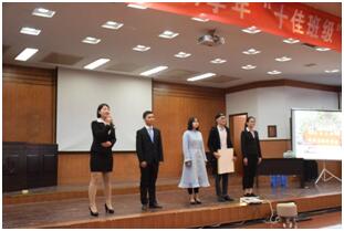 图为2014级统计班代表队上台展示